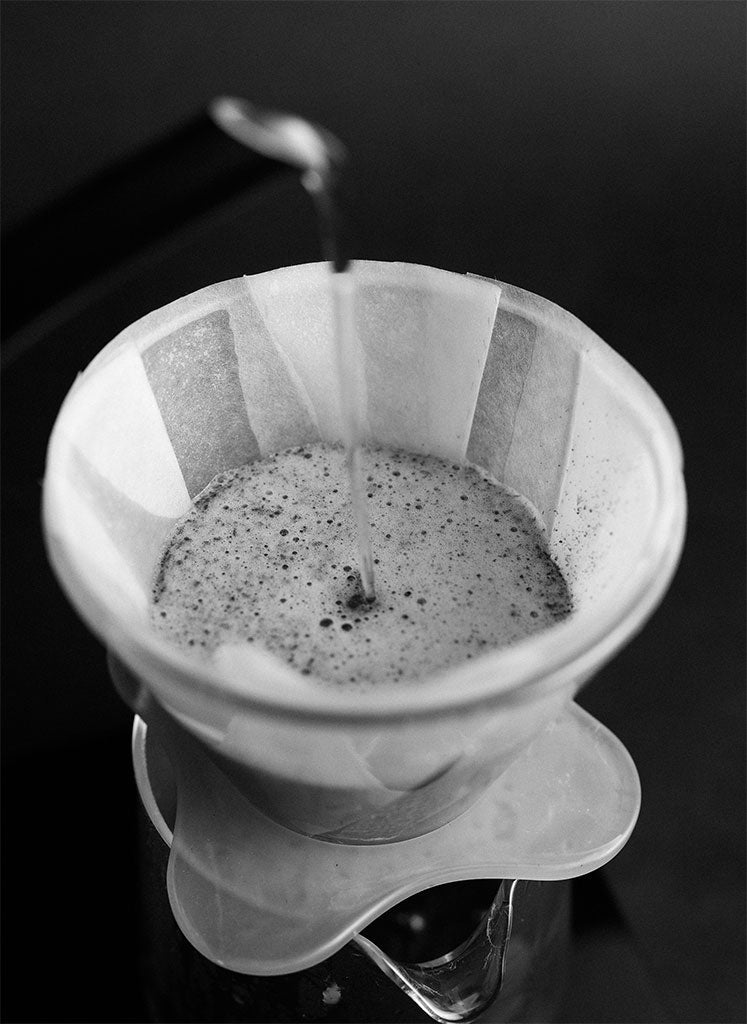Preparación de café con un filtro Sibarist FAST OREA. Filtro de café y jarra no incluidos.