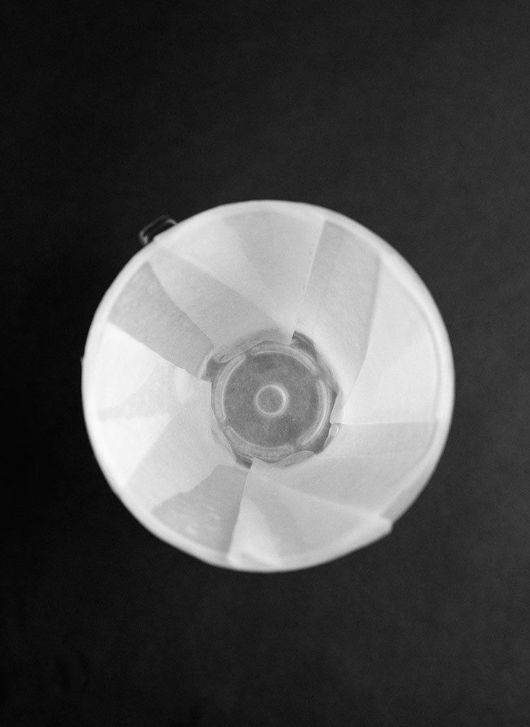 Filtro de papel Sibarist FAST OREA colocado en un filtro de café OREA, visto desde arriba. Filtro de café no incluido.